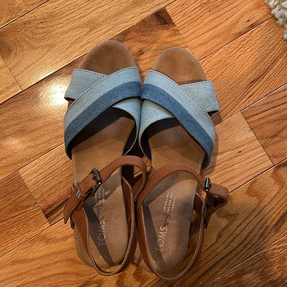 Size 8 TOMS platform sandals. Good used condition - Picture 3 of 3